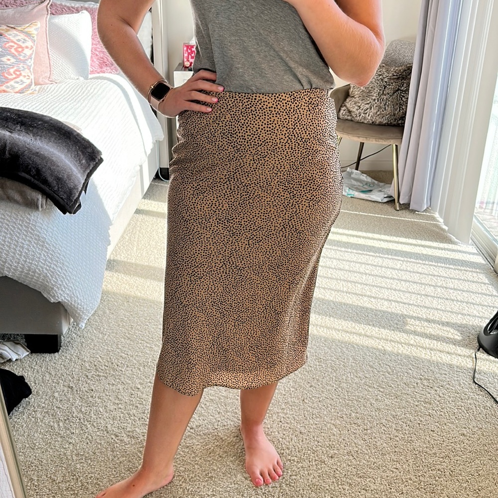 Patterned slip skirt